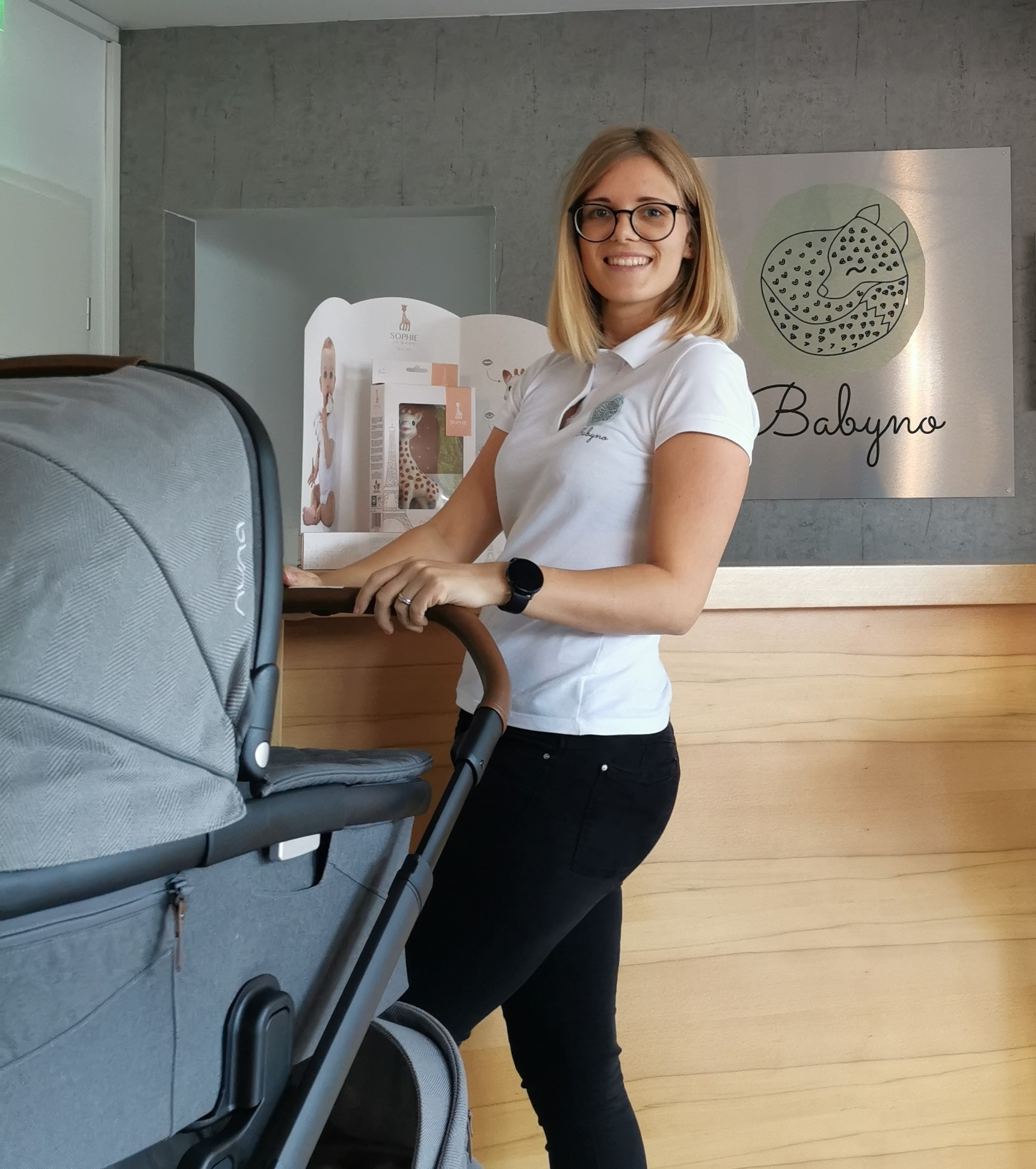 Inhaberin mit Kinderwagen